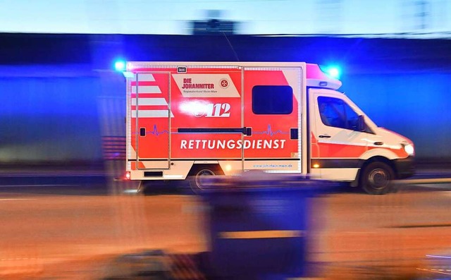 Der schwer verletzte Mann wurde ins Krankenhaus gebracht.  | Foto: Boris Roessler (dpa)