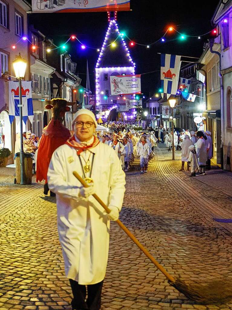 Schmutziger Dunnschdig in Endingen: Besenmann und Stadttier fhren den Umzug an.