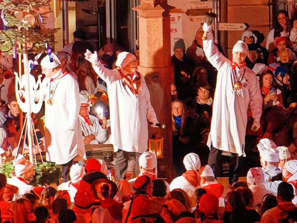 Schmutziger Dunnschdig in Endingen: Jetzt geht's los mit Oberzunftmeister, Erznarr und Besenmann auf dem Brunnen.