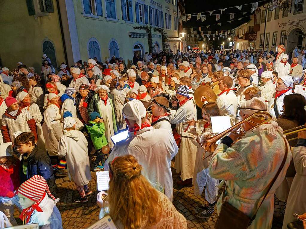 Schmutziger Dunnschdig in Riegel: Hunderte Hemdglunker verfolgen das Spektakel vor dem Rathaus.