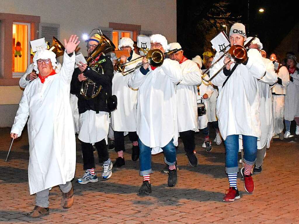 Schmutziger Dunnschdig in Sasbach:  Der Musikverein fhrte den Hemdglunkerumzug an.