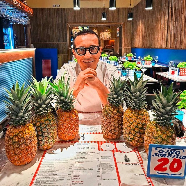 Gino Sorbillo, Inhaber von mehreren Re...t Ananas auf seine Speisekarte nehmen.  | Foto: --- (dpa)