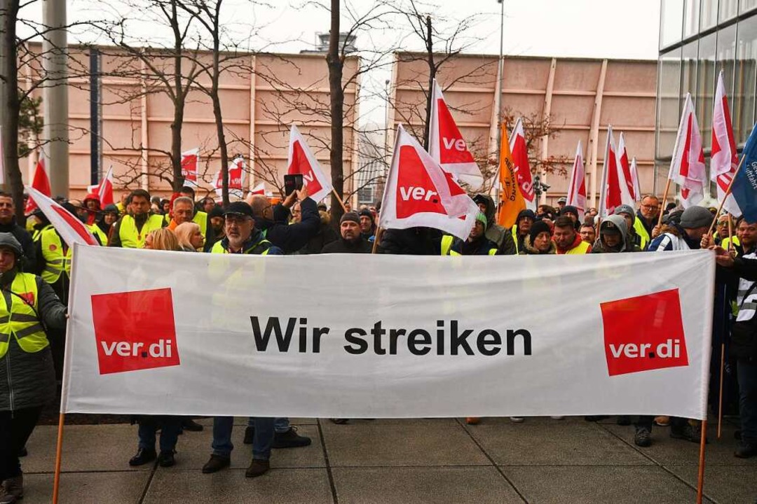 Mitglieder der Gewerkschaft Verdi aus ...reiken unter anderem für höhere Löhne.  | Foto: Ardavan Safari (dpa)