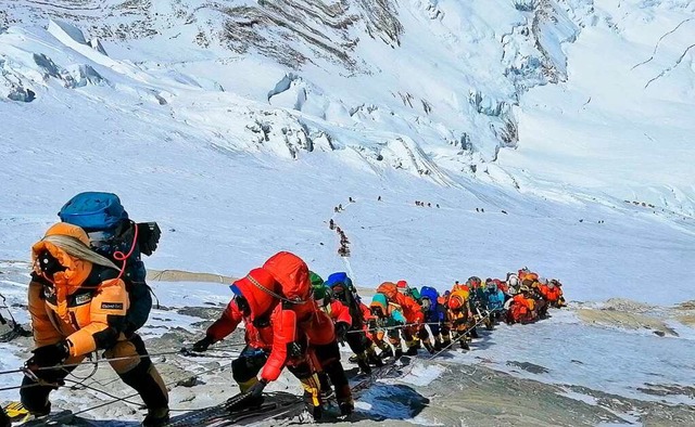 In einer langer Schlange klettern Berg...m Pfad knapp unterhalb von Lager vier.  | Foto: Rizza Alee (dpa)