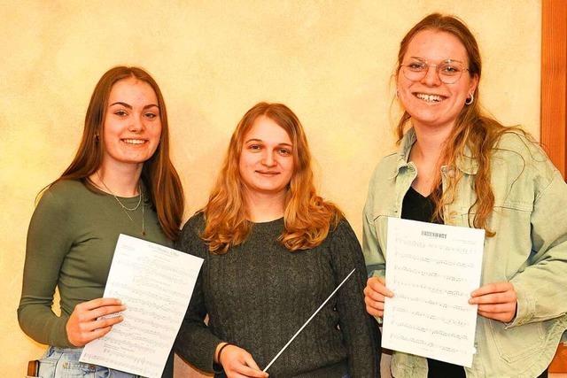 Vier Grafenhausener Jungmusiker geben den korrekten Takt an