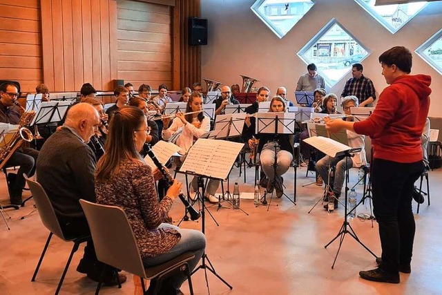 Die Absolventen des Kurses, hier Janek...ein  40-kpfiges Orchester dirigieren.  | Foto: Sabine Metzler