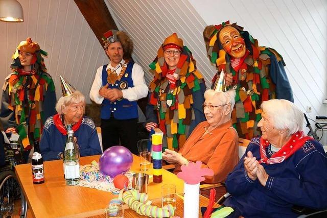 Senioren blhen beim Narrenbesuch im Bonndorfer St. Laurentius auf