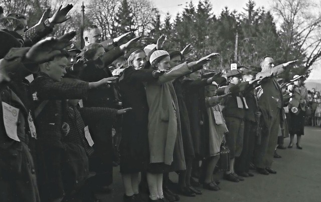 Den Hitlergru zu zeigen, war 1934 Pfl...st im benachbarten Lrrach entstanden.  | Foto: Zrcher/ Stadtarchiv