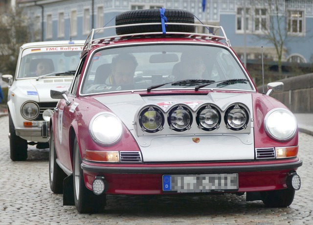 Ein 911er Porsche von 1973 passiert di... Rheinfelden mit groem Rallye-Gepck.  | Foto: Sebastian Kurtenacker