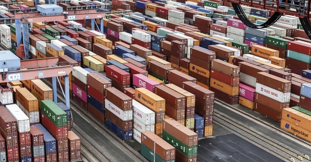 Der Container spielt in der industriel...n Transport eine entscheidende Rolle.   | Foto: Markus Scholz (dpa)