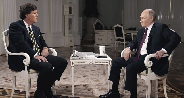 US-Moderator Tucker Carlson (links) un...Wladimir Putin beim Interview im Kreml  | Foto: Tucker Carlson Network (dpa)