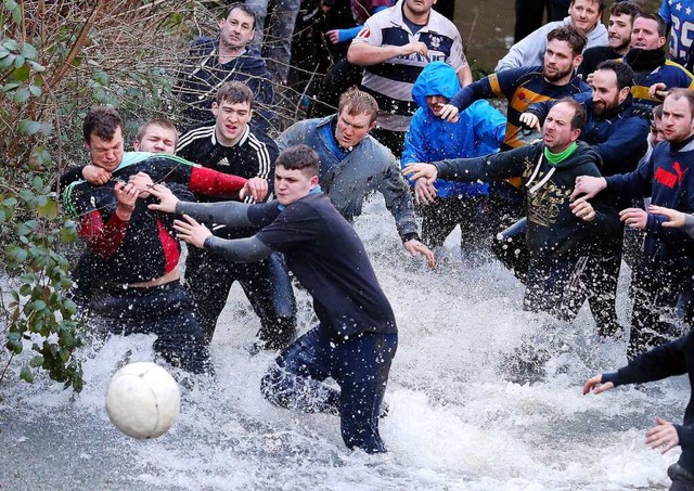 Fasnacht auf Englisch: Eine ganze Stadt spielt ein etwas anderes Fuballspiel.  | Foto: Nigel Roddis