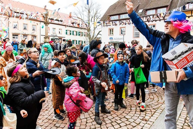 Beim Kinderumzug durch St. Peter regnete es reichlich Sigkeiten.  | Foto: Gabriele Zahn