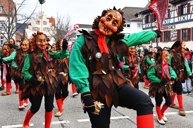 So wie hier die Friesenheimer Fasentzu... die Narren auf den Straen unterwegs.  | Foto: Wolfgang Knstle