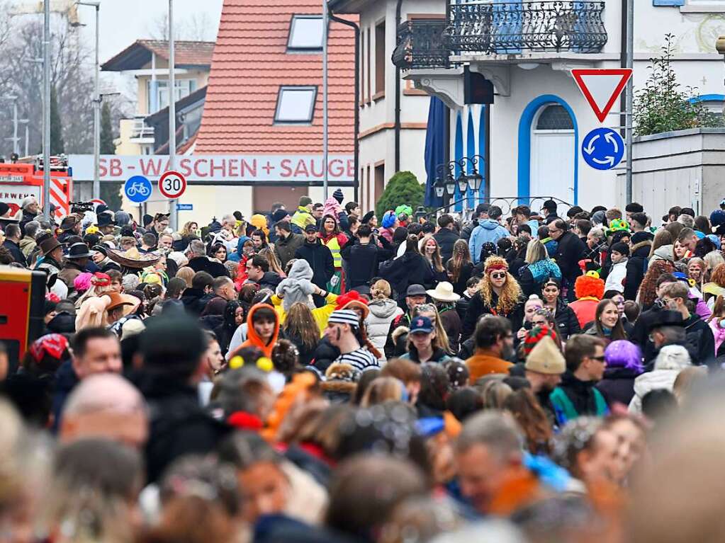 Feinste Stimmung und immer wieder Konfetti: der groe Umzug in Bad Krozingen versprach jede Menge Spa.