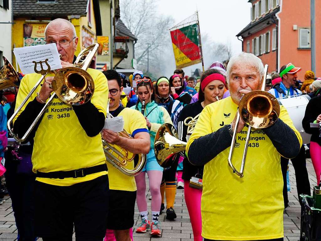 Feinste Stimmung und immer wieder Konfetti: der groe Umzug in Bad Krozingen versprach jede Menge Spa.