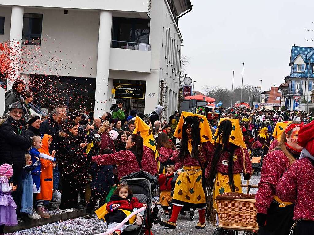 Feinste Stimmung und immer wieder Konfetti: der groe Umzug in Bad Krozingen versprach jede Menge Spa.