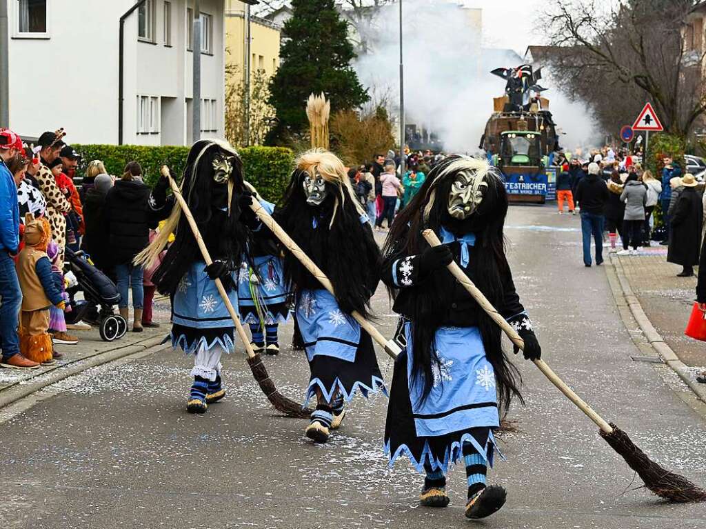 Feinste Stimmung und immer wieder Konfetti: der groe Umzug in Bad Krozingen versprach jede Menge Spa.