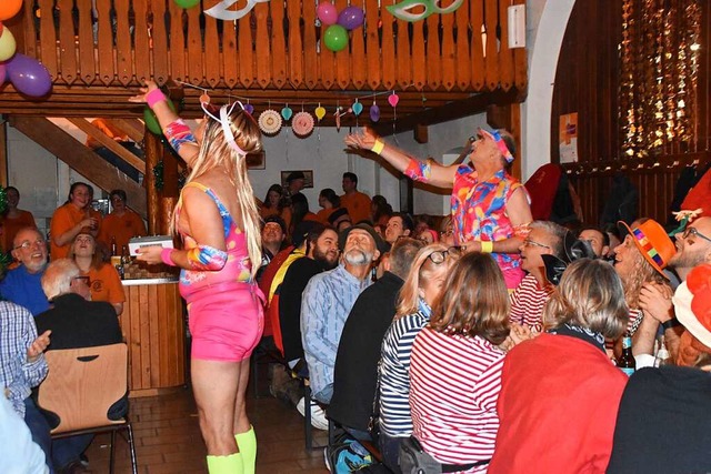 Barbie und Ken bringen beim Einmarsch Lollies unters Publikum.  | Foto: Maja Tolsdorf