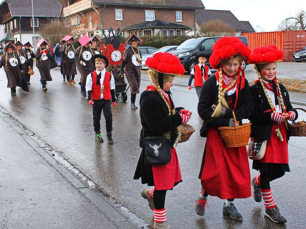 Ganz apart anzuschauen waren die Gigswiiber, die in Grafenhausen als Kuckucksuhren auftraten.