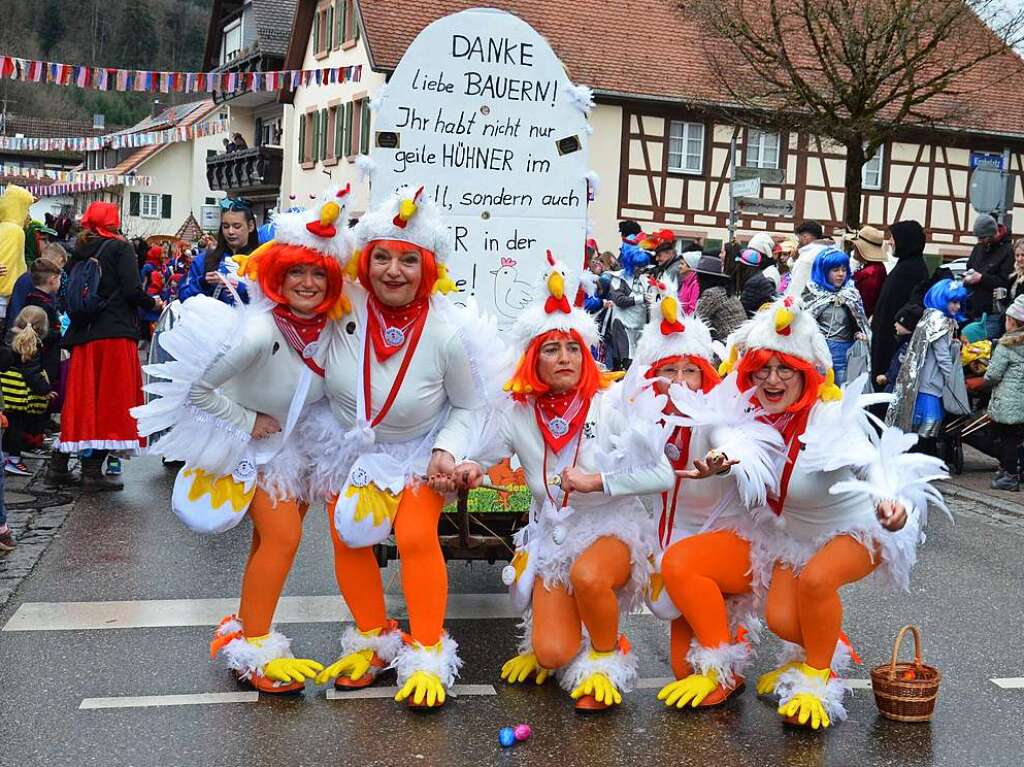 Auch Hhner ziehen beim Glottertler Umzug mit.