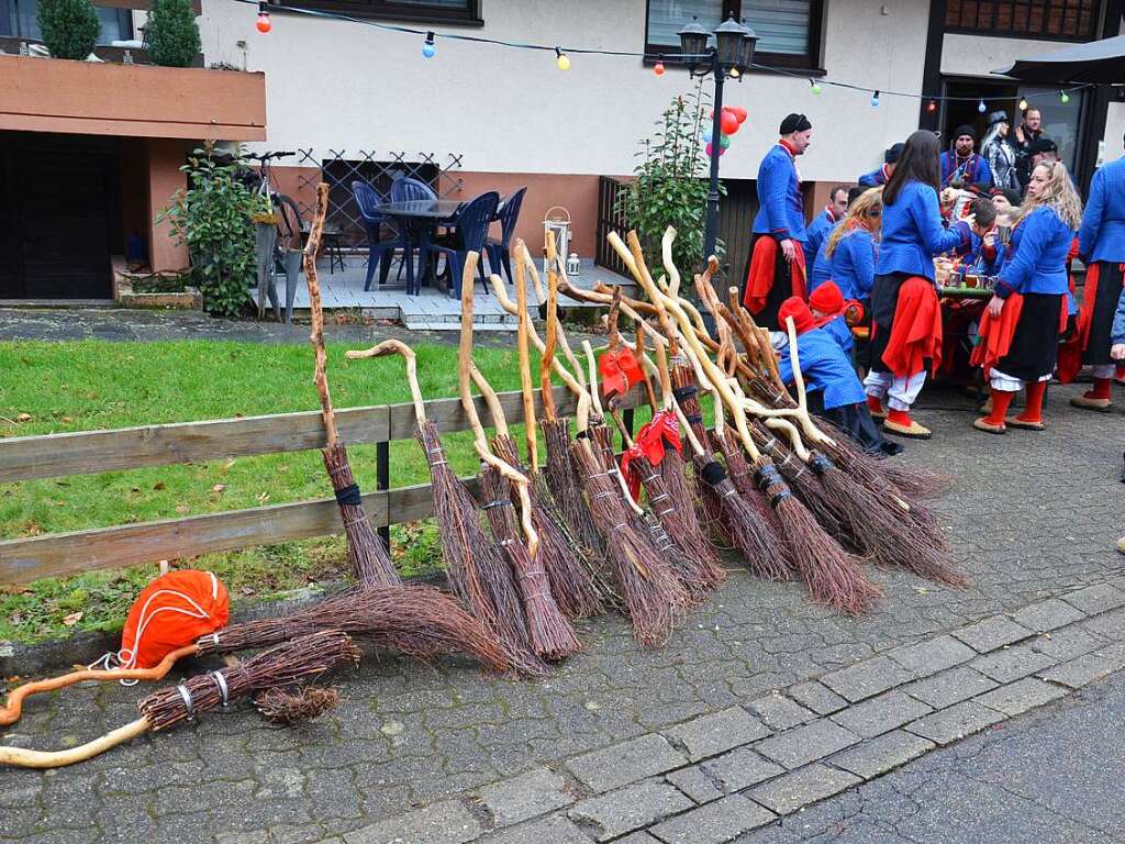 Gundelfinger Dorfhexen strken sich vor dem Umzug