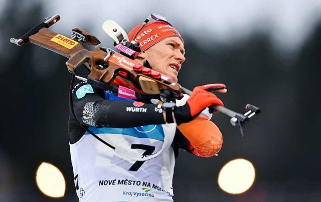Benedikt Doll schultert sein Gewehr bei der Biathlon-WM in Nov Mesto.  | Foto: Hendrik Schmidt (dpa)