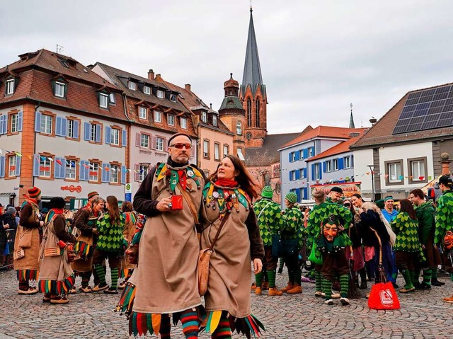 Schon zwei Stunden vor Beginn standen ...m Straenrand. Schnell fllte es sich.  | Foto: Hubert Gemmert