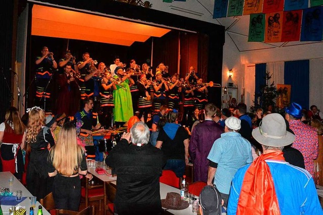 Die Guggenmusik Neonrhrer bringt den Kursaal zum beben.  | Foto: Sebastian Barthmes