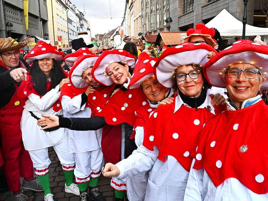 Buntes Narrentreiben in Freiburg