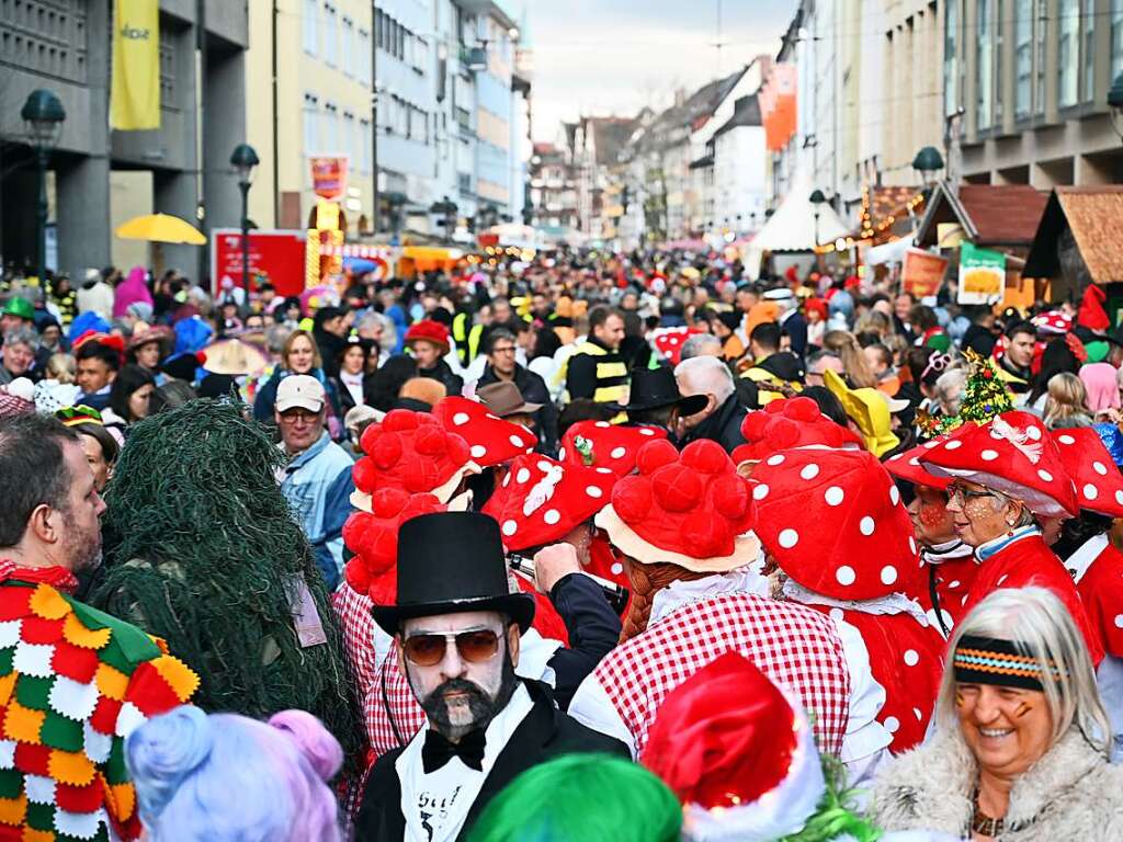 Buntes Narrentreiben in Freiburg