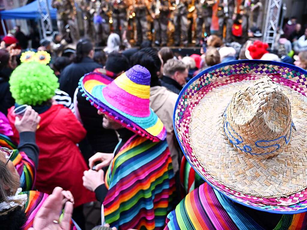 Buntes Narrentreiben in Freiburg