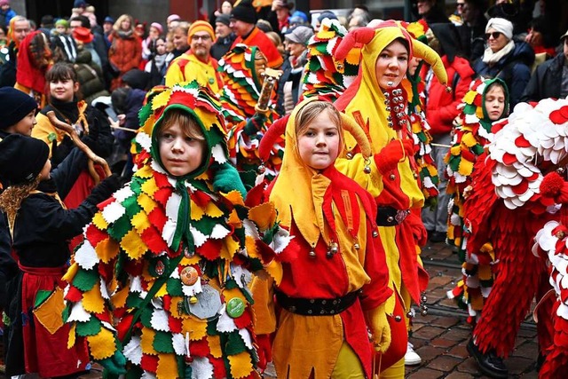 Der Nachwuchs von Freiburgs Narrenznf...en Sonntagnachmittag durch die Stadt.   | Foto: Thomas Kunz