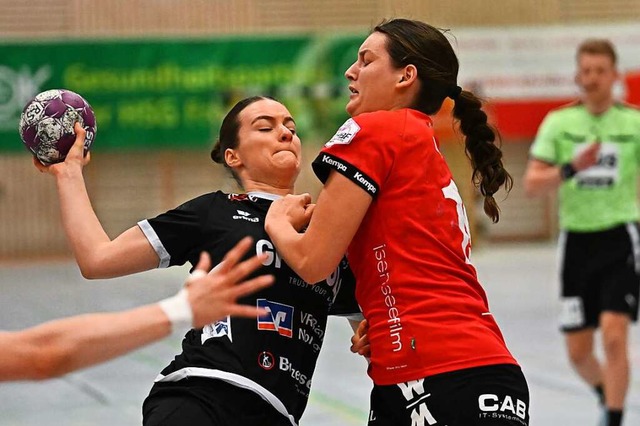 Die Freiburger Handballerin Marit Walz...lerin des TSV Nord Harrislee entgegen.  | Foto: Achim Keller
