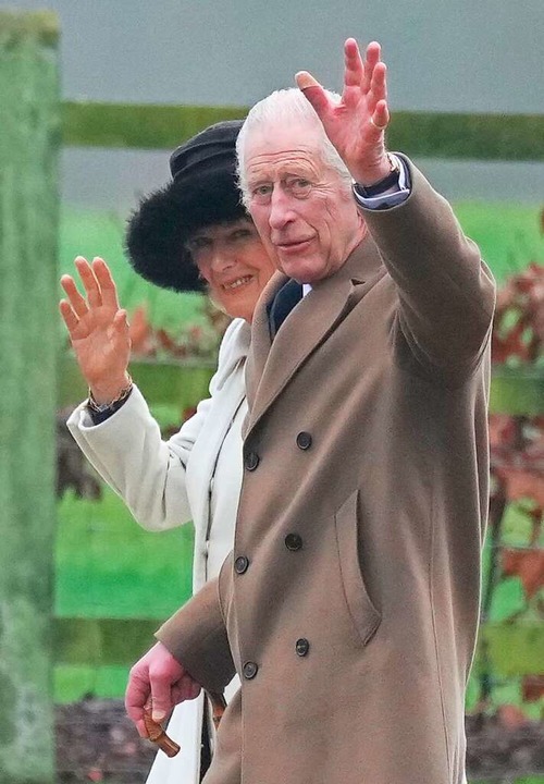 König Charles winkt nach seinem Gottesdienstbesuch den Menschen zu.  | Foto: Pa (dpa)