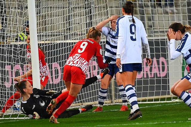 Janina Minge (rotes Trikot/Nummer 9) h...zum 1:1 fr den SC Freiburg getroffen.  | Foto: Achim Keller