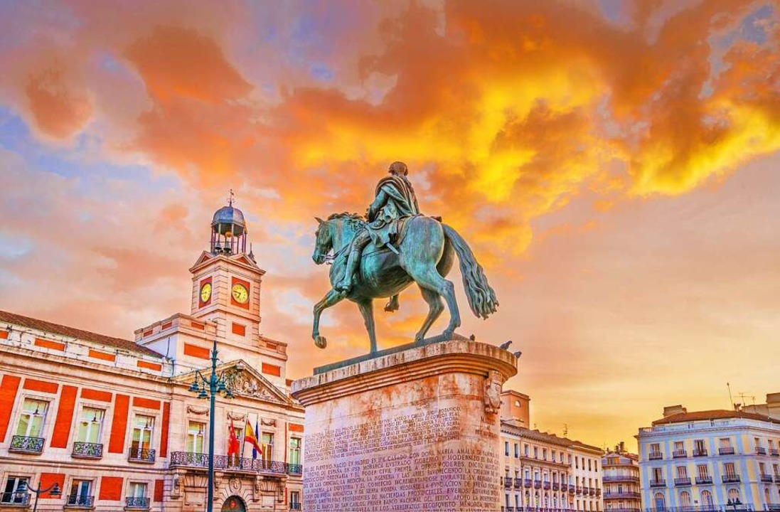 König Carlos III - Ein Denkmal für Mad...chichte der Puerta del Sol verkörpert.  | Foto: LucVi/Shutterstock.com