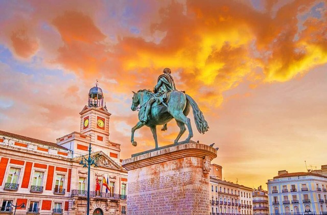 Knig Carlos III - Ein Denkmal fr Mad...chichte der Puerta del Sol verkrpert.  | Foto: LucVi/Shutterstock.com