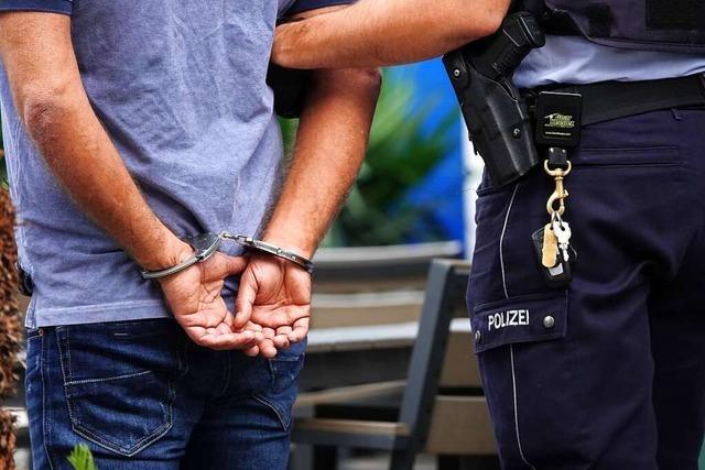 Polizei nimmt aggressiven Betrunkenen nach Umzug in Neuenburg in Gewahrsam
