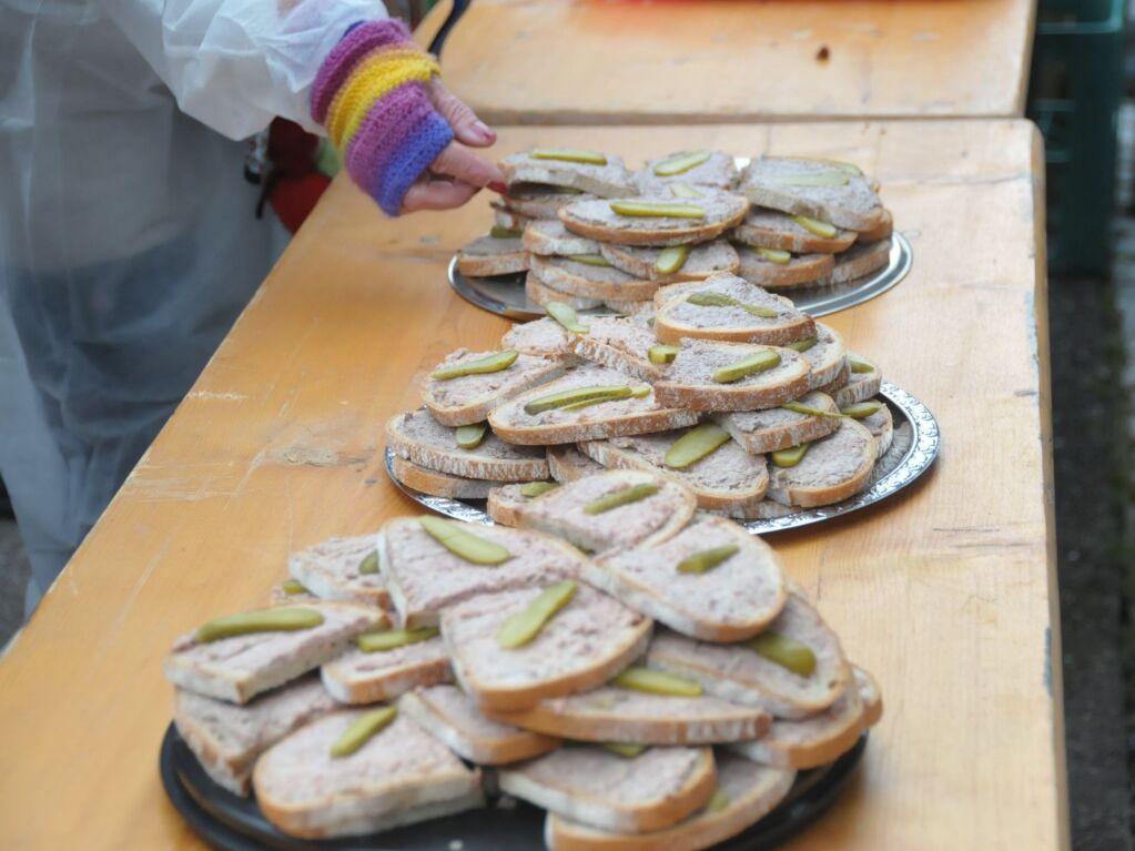 Traditionelle Leberwurstbrote durften in Oberbergen nicht fehlen.