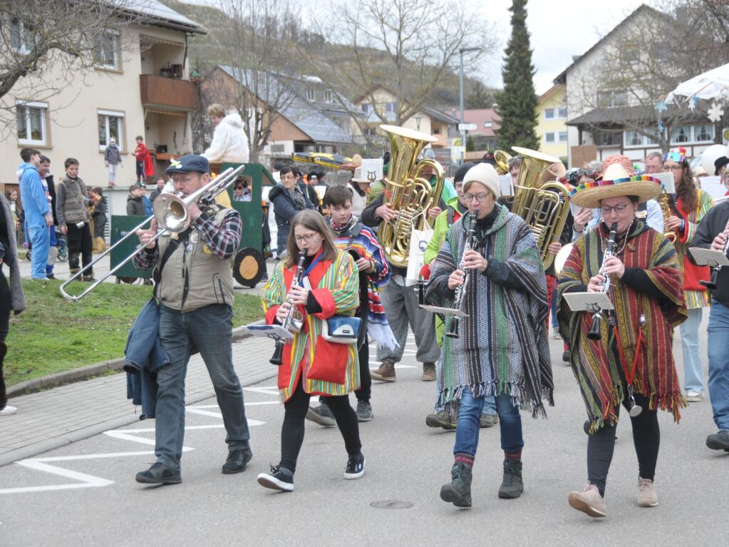 Die Winzerkapelle marschierte in Oberbergen vorneweg und unterhielt die Narrenschar musikalisch.