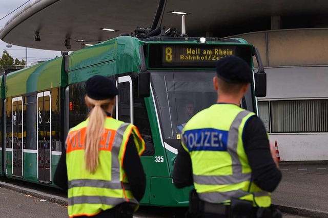 Tram 8 in Weil am Rhein: Bundespolizisten halten sich fr die Kontrolle bereit.  | Foto: Jonas Hirt