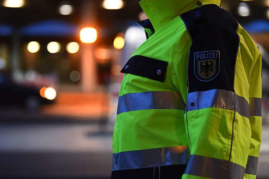 Ein Bundespolizist bei der Kontrolle am Autobahnzoll in Weil am Rhein  | Foto: Jonas Hirt