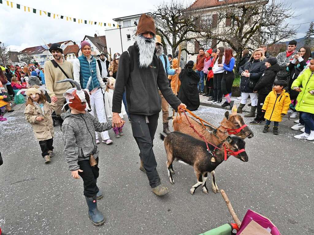 Ein Tnzchen, was Ses oder einfach nur einen Schrecken gab’s von den Hstrgern in Denzlingen fr die zahlreichen Zuschauer.