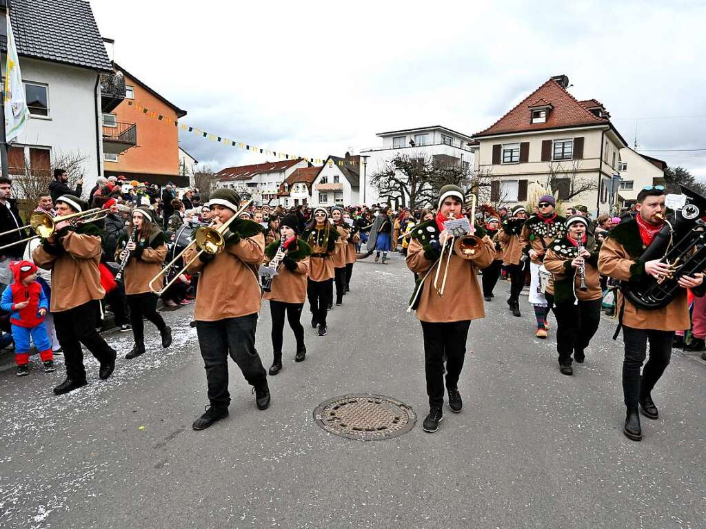 Ein Tnzchen, was Ses oder einfach nur einen Schrecken gab’s von den Hstrgern in Denzlingen fr die zahlreichen Zuschauer.