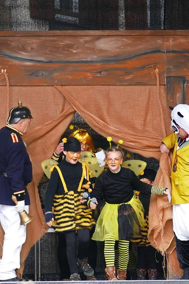 Der Einzug der Biene Maja (Trachtenverein Bonndorf) beim Bhnenspiel.  | Foto: Stefan Limberger-Andris