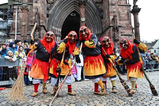 Die Markdorfer Turmhexen sind eine jun...ch von ihren Besen aufsteigen lassen.   | Foto: Thomas Kunz