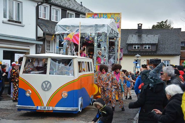 Club 83 beim Umzug  in Husern: mit VW-Bus und Disco-Bhne.  | Foto: Sebastian Barthmes