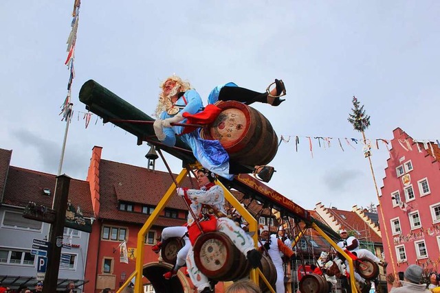 Laternenchef und Prinzessin Sven Seide... ein echter Hingucker am Fasnetmontag.  | Foto: Christa Maier