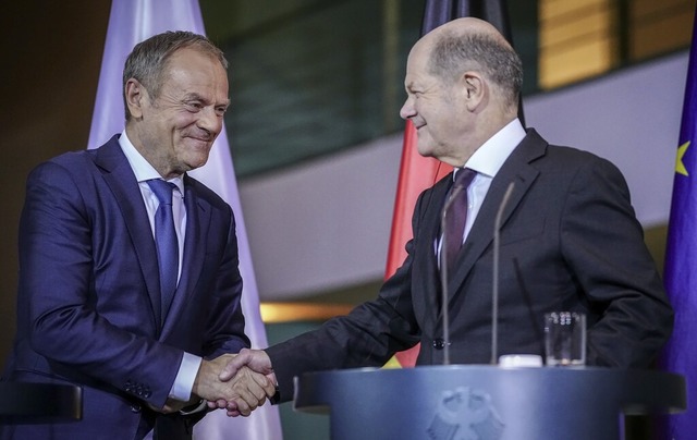 Donald Tusk (links) und Olaf Scholz tr... Montagabend gemeinsam vor die Presse.  | Foto: Kay Nietfeld (dpa)